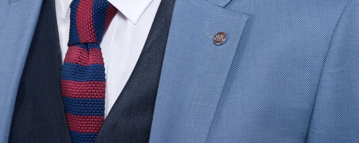 Jak a kdy nosit pletenou kravatu – červenomodrá pletená kravata outfit