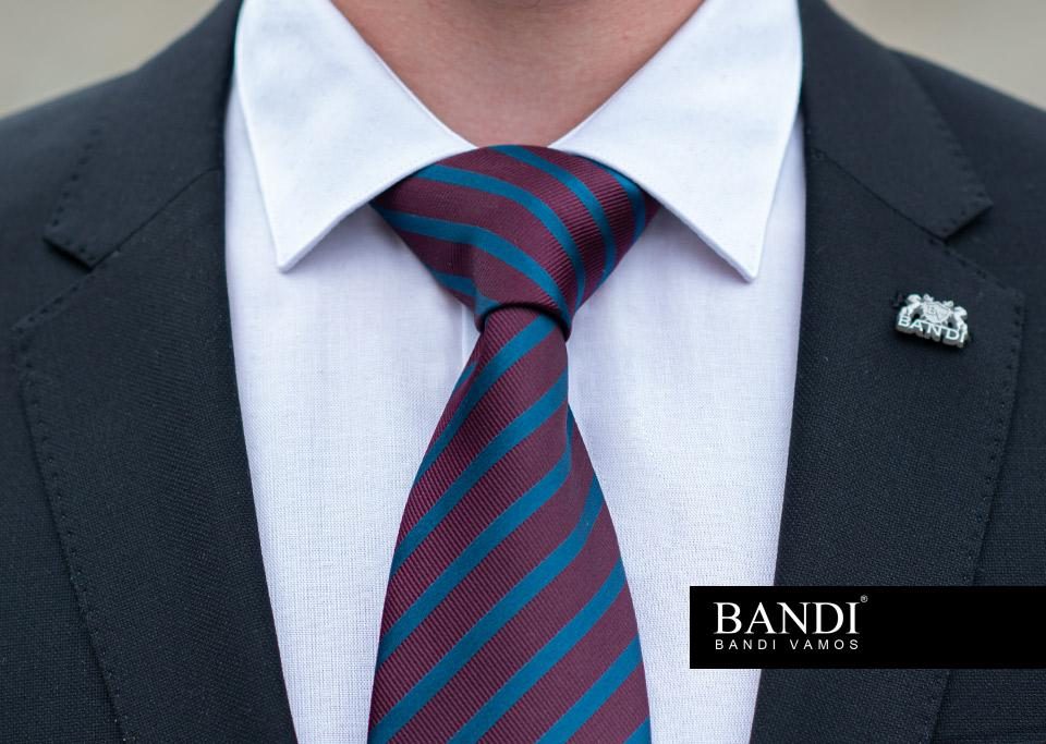 Elegantní kravatový uzel Windsor Half nejlépe vynikne v košili s širším límcem